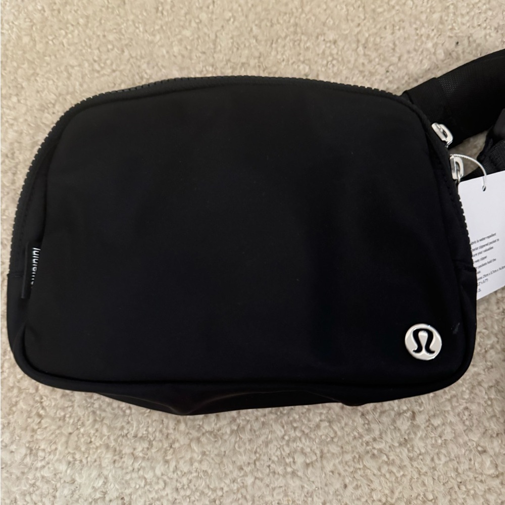 Lululemon Everywhere Belt 2L